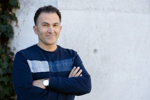 Fatih Çevikkollu ist ein deutscher Kabarettist, Theater-, Film- und Fernsehschauspieler und Sohn türkischer Eltern, die in den 60er-Jahren als Arbeitsmigranten nach Deutschland kamen. In seiner Lesung am Dienstag, 24. September, um 19 Uhr im Glashaus Herten beschreibt er sein Leben und das seiner türkischen Familie (Foto: Stefan Mager).