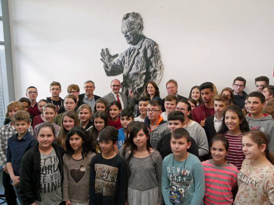 Die Schülerinnen und Schüler der Willy-Brandt-Realschule freuen sich über die Figur in der Aula. Die Schülerinnen und Schüler der Willy-Brandt-Realschule freuen sich über die Figur in der Aula.