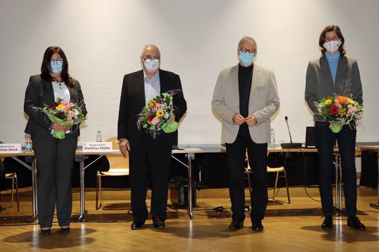 Bürgermeister Matthias Müller (2.v.r.) beglückwünscht seinen ersten Stellvertreter Jürgen Grunwald von der SPD (2.v.l.), seine zweite Stellvertreterin Silvia Godde von der CDU (links) und seine dritte Stellvertreterin Nicole Barciaga von der TOP-Partei (rechts).