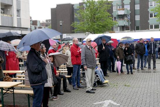 Rund 200 Menschen nahmen an der Maikundgebung auf dem Marktplatz teil. Rund 200 Menschen nahmen an der Maikundgebung auf dem Marktplatz teil.