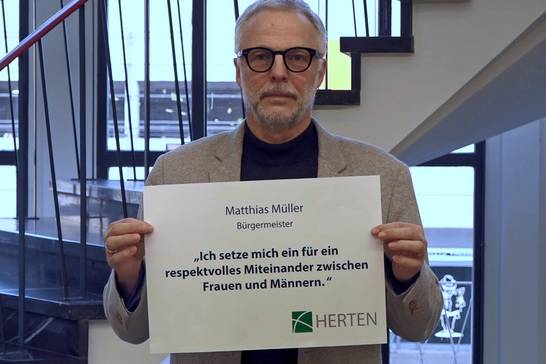 Bürgermeister Matthias Müller beteiligt sich an der Videoaktion zu One Billion Rising. Bürgermeister Matthias Müller beteiligt sich an der Videoaktion zu One Billion Rising.