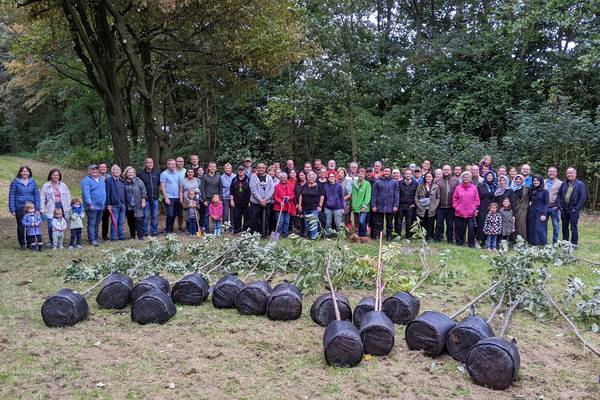 Zum Einheitsbuddeln am 3. Oktober kamen wieder viele Baumspenderinnen und -spender. An der Feldstraße pflanzten sie gemeinsam mit den Mitarbeitenden des ZBH 30 neue Obstbäume. Anschließend nahmen sie ihre persönlichen Urkunden in Empfang.