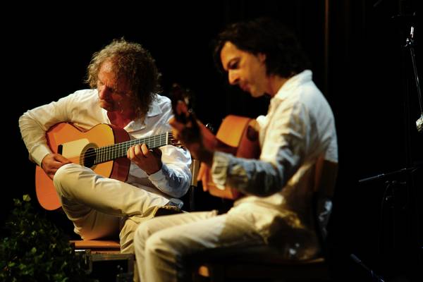 Tierra Negra bringen in der Vorweihnachtszeit „Ritmo del Mar – Wintersounds“ ins Glashaus. Die Gitarristen Leo Henrichs (l.) und Raughi Ebert sind auch in der internationalen Musik-Szene bekannt und gastieren am Freitag, 8. Dezember, um 20 Uhr in Herten (Foto: Albrecht Korff). 