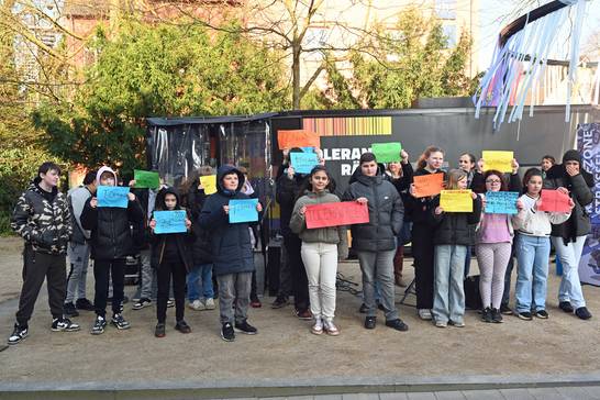 Schülerinnen und Schüler der Martin-Luther-Europaschule präsentieren das Wort „Toleranz“ in verschiedenen Sprachen bei der Eröffnung der Ausstellung „ToleranzRäume“ am 8. März 2024.
Foto © H-J Bourichter
