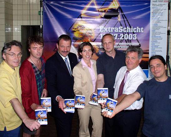 ExtraSchicht - vor dem Plakat (06.03) ExtraSchicht - vor dem Plakat (06.03)