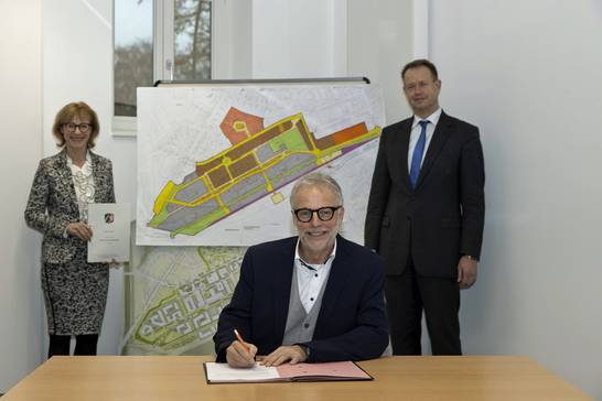 (v.l.n.r.) Karin Welge, Oberbürgermeisterin der Stadt Gelsenkirchen, Matthias Müller, Bürgermeister der Stadt Herten sowie Michael Kalthoff, Vorsitzender der Geschäftsführung der RAG Montan Immobilien, unterzeichneten am 15. Dezember 2020 offiziell den Vertrag. (v.l.n.r.) Karin Welge, Oberbürgermeisterin der Stadt Gelsenkirchen, Matthias Müller, Bürgermeister der Stadt Herten sowie Michael Kalthoff, Vorsitzender der Geschäftsführung der RAG Montan Immobilien, unterzeichneten am 15. Dezember 2020 offiziell den Vertrag.