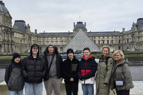 Die Schüler Finn Fieseler, Luca Zöffel, Luis Dietz, Silias Jokiel und Robin Giesselbach besuchten gemeinsam mit der Lehrerin Lina Kusau sowie der Städtepartnerschaftsbeauftragten Hanna Boßle Paris.
