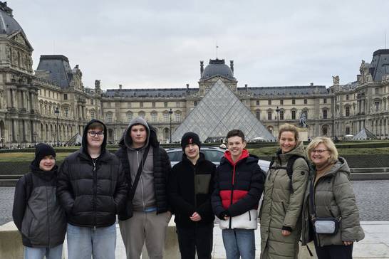 Die Schüler Finn Fieseler, Luca Zöffel, Luis Dietz, Silias Jokiel und Robin Giesselbach besuchten gemeinsam mit der Lehrerin Lina Kusau sowie der Städtepartnerschaftsbeauftragten Hanna Boßle Paris.