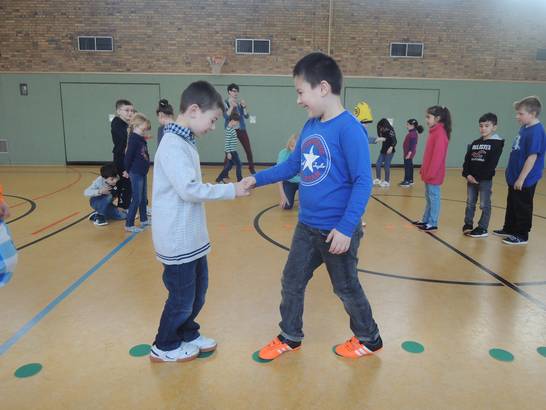 Die Kinder trainierten schnell zu laufen und plötzlich zu stoppen, wie sie es an einer Bordsteinkannte tun sollen. Auch Koordination und Wahrnehmung schult die Pädagogin durch verschiedene Bewegungsspiele. Die Kinder trainierten schnell zu laufen und plötzlich zu stoppen, wie sie es an einer Bordsteinkannte tun sollen. Auch Koordination und Wahrnehmung schult die Pädagogin durch verschiedene Bewegungsspiele.