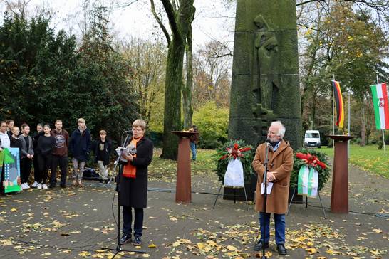 Die Arras-Freunde Dr. Babette Nieder und Marc Aubaut lasen aus Briefen eines französischen Soldaten vor (Foto: Stadt Herten). Die Arras-Freunde Dr. Babette Nieder und Marc Aubaut lasen aus Briefen eines französischen Soldaten vor (Foto: Stadt Herten).