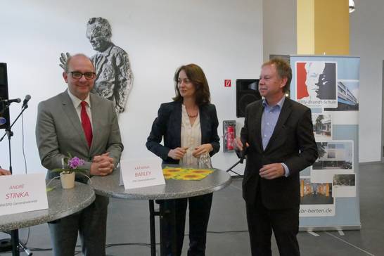 (v.l.n.r.) Generalsekretär der Landes-SPD André Stinka, SPD-Generalsekretärin Katarina Barley und der Erste Beigeordnete der Stadt, Volker Lindner, waren bei der Übergabe der Figur dabei. (v.l.n.r.) Generalsekretär der Landes-SPD André Stinka, SPD-Generalsekretärin Katarina Barley und der Erste Beigeordnete der Stadt, Volker Lindner, waren bei der Übergabe der Figur dabei.