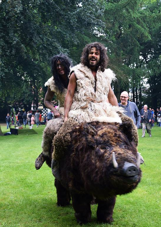 Krist Doo Strassentheater: Ritt auf dem zahmen Wildschwein - Foto: Totaal Theater Krist Doo Strassentheater: Ritt auf dem zahmen Wildschwein - Foto: Totaal Theater