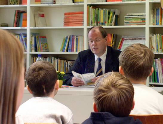 Peer Steinbrück liest in der Barbaraschule (05.03) Peer Steinbrück liest in der Barbaraschule (05.03)