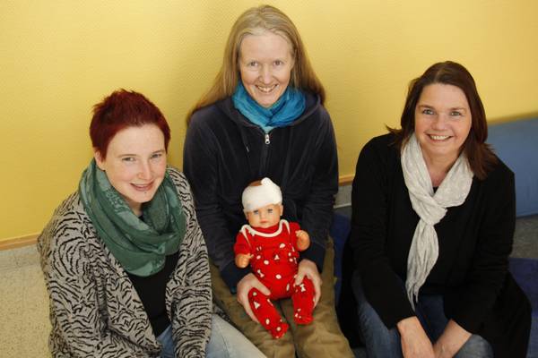 (v.l.) Dorthe Stanberger, Stadt Herten, Hebamme Judtith Rduch und Angelika Schwieters, Leiterin der FBS, freuen sich, den kostenfreien Kurs anbieten zu können.