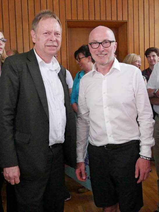 Erster Beigeordneter Volker Lindner gratuliert Fred Toplak zum Wahlsieg.