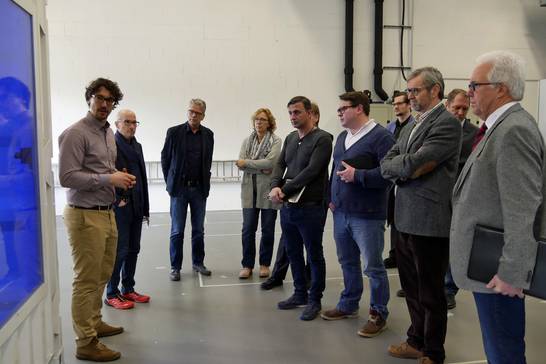 14 Unternehmen und Institutionen mit insgesamt 57 Mitarbeiterinnen und Mitarbeitern arbeiten im Anwenderzentrum im Bereich der Brennstoffzellen- und Wasserstofftechnik. 14 Unternehmen und Institutionen mit insgesamt 57 Mitarbeiterinnen und Mitarbeitern arbeiten im Anwenderzentrum im Bereich der Brennstoffzellen- und Wasserstofftechnik.