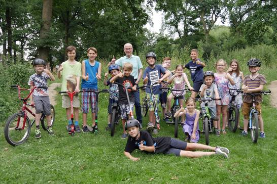Die Kinder wollen die Strecke gemeinsam mit ihren Eltern von Unkraut befreien. Der ZBH gibt Starthilfe und entfernt die ersten großen Büsche. Die Kinder wollen die Strecke gemeinsam mit ihren Eltern von Unkraut befreien. Der ZBH gibt Starthilfe und entfernt die ersten großen Büsche.