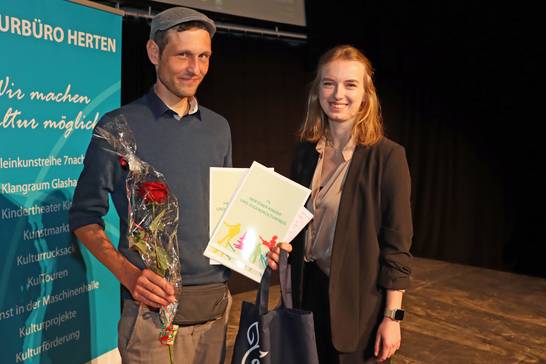 Michael Rockstein nimmt stellvertretend für alle Schülerinnen und Schüler des Projekts „Freie Graffiti-Wand Herten“ den Kinder- und Jugendkulturpreises entgegen. Michael Rockstein nimmt stellvertretend für alle Schülerinnen und Schüler des Projekts „Freie Graffiti-Wand Herten“ den Kinder- und Jugendkulturpreises entgegen.