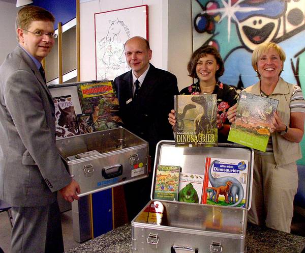 Medienboxen für die Stadtbibliothek (07.04)
