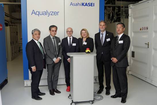 Asahi Kasei Europe hat im Wasserstoff-Kompetenz-Zentrum h2herten in Herten gemeinsam mit Bürgermeister Fred Toplak (3.v.l.) ein Demonstrationsprojekt zur Produktion von grünem Wasserstoff gestartet.