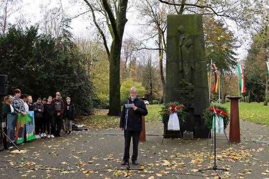 Zum Leitgedanken „Frieden ist mehr als die Abwesenheit von Krieg“ lieferte Johannes Gertz von Pax Christi einen Wortbeitrag (Foto: Stadt Herten). Zum Leitgedanken „Frieden ist mehr als die Abwesenheit von Krieg“ lieferte Johannes Gertz von Pax Christi einen Wortbeitrag (Foto: Stadt Herten).