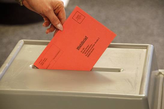 Wahlberechtigte können im Briefwahlbüro ihre Stimme bereits vorab per Briefwahl abgeben.