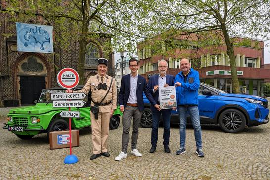 Freuen sich auf den Blumenmarkt in Herten: Eventkünstler Frank Hoffmann (v. l.) in der Rolle des Gendarmen Francois Cruchot, Marlo Zurhausen vom Sportmanagement MZ, Bürgermeister Matthias Müller und Einzelhändler Christoph Ules.