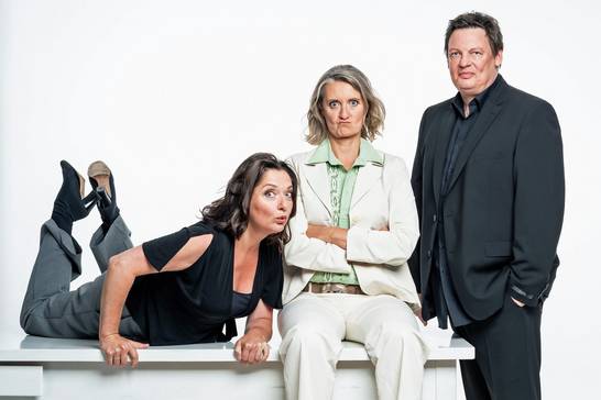 Betty LaMinga (v. l.), Katrin Piplies und Pianist Bernd Budden sind Frizzles und echte Profis im Improvisieren. Am Dienstag, 5. September, läuten sie im Glashaus in Herten um 19 Uhr mit ihrem Improtheater das neue VHS-Semester ein (Foto: Johannes Haas). 