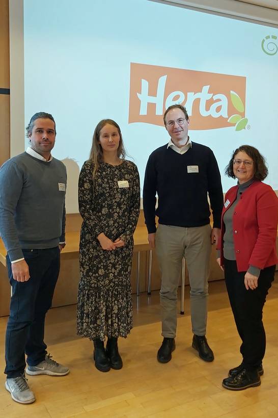 (v.l.) Herta-Energiemanager Michael Hömme, Herta-Klimaschutzbeauftragte Hanna Brenner, Herta-Marketingchef Johannes Hofner und Frauke Wiering von der Wirtschaftsförderung der Stadt Herten bei der Auftaktveranstaltung von ÖKOPROFIT® Vest Recklinghausen am 21 Februar in Haltern am See. (Foto: Stadt Herten)