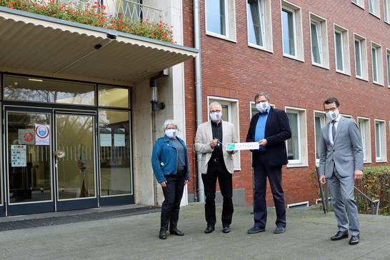 Matthias Steck, erster Beigeordneter (2.v.r.), Dr. Karsten Schneider, Beigeordneter für Bildung und Soziales (rechts) und Janine Feldmann, Stadtbaurätin (links), übergaben symbolisch den Rathausschlüssel an Bürgermeister Matthias Müller (2.v.l.) und begrüßten ihn damit offiziell im Amt. 