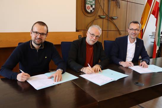 Zur Kooperationsvereinbarung-Unterzeichnung für die Jugendberufsagentur mit Bürgermeister Matthias Müller (M.) kamen Dominik Schad, Leiter des Jobcenters Kreis Recklinghausen (l.), und Frank Benölken (r.), Vorsitzender der Geschäftsführung der Agentur für Arbeit Recklinghausen, ins Rathaus (Foto: Stadt Herten). Zur Kooperationsvereinbarung-Unterzeichnung für die Jugendberufsagentur mit Bürgermeister Matthias Müller (M.) kamen Dominik Schad, Leiter des Jobcenters Kreis Recklinghausen (l.), und Frank Benölken (r.), Vorsitzender der Geschäftsführung der Agentur für Arbeit Recklinghausen, ins Rathaus (Foto: Stadt Herten).