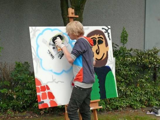 In dem Graffiti-Workshop der CreativWerkstatt Jugendkunstschule Herten wird ordentlich gesprüht. 