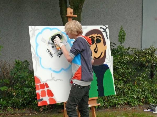 In dem Graffiti-Workshop der CreativWerkstatt Jugendkunstschule Herten wird ordentlich gesprüht. 