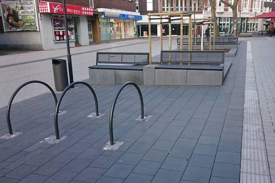 Die neue Möbilierung auf der Ewaldstraße. Die neue Möbilierung auf der Ewaldstraße.