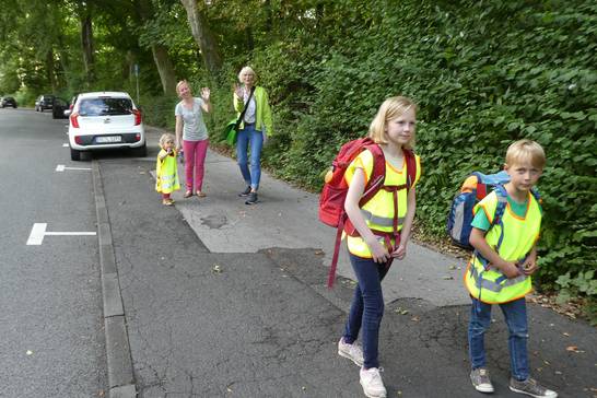 Kinderfreundin Beate Kleibrink erklärt Kindern worauf sie beim Weg zur Schule achten müssen.