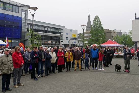 Rund 200 Menschen nahmen an der Maikundgebung vor dem Rathaus teil. Rund 200 Menschen nahmen an der Maikundgebung vor dem Rathaus teil.