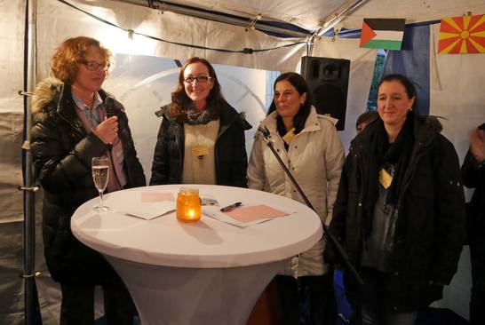 (v.l.n.r.) Delia Temmler von der Stadt Herten stellt die drei Tagesmütter Sandra Gameiro Raphaela Rodriguez und Dina Joeris vor, die in der Kinderstube neun Kinder im Alter von ein bis vier Jahren betreuen. (v.l.n.r.) Delia Temmler von der Stadt Herten stellt die drei Tagesmütter Sandra Gameiro Raphaela Rodriguez und Dina Joeris vor, die in der Kinderstube neun Kinder im Alter von ein bis vier Jahren betreuen.