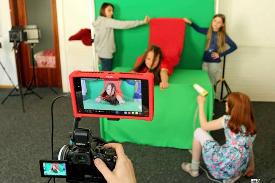 Filme drehen mit Greenscreen - das lernen Kinder und Jugendliche im Kulturrucksack-Kurs "Fanastische Welten" am Samstag, 23. September, im Bürgerhaus Süd in Herten (Foto: Kulturrucksack NRW / Castrop-Rauxel / Marco Rentrop)