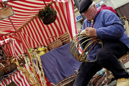Altes Handwerk zeigen auf dem Otto-Wels-Platz niederländische Paare von 'Den olde Tied'. Den Handwerkern darf man z.B. beim Buttern oder Spinnen zusehen und – wie beim Kerzenziehen oder Körbeflechten – auch schon mal selbst Hand anlegen. Altes Handwerk zeigen auf dem Otto-Wels-Platz niederländische Paare von 'Den olde Tied'. Den Handwerkern darf man z.B. beim Buttern oder Spinnen zusehen und – wie beim Kerzenziehen oder Körbeflechten – auch schon mal selbst Hand anlegen.