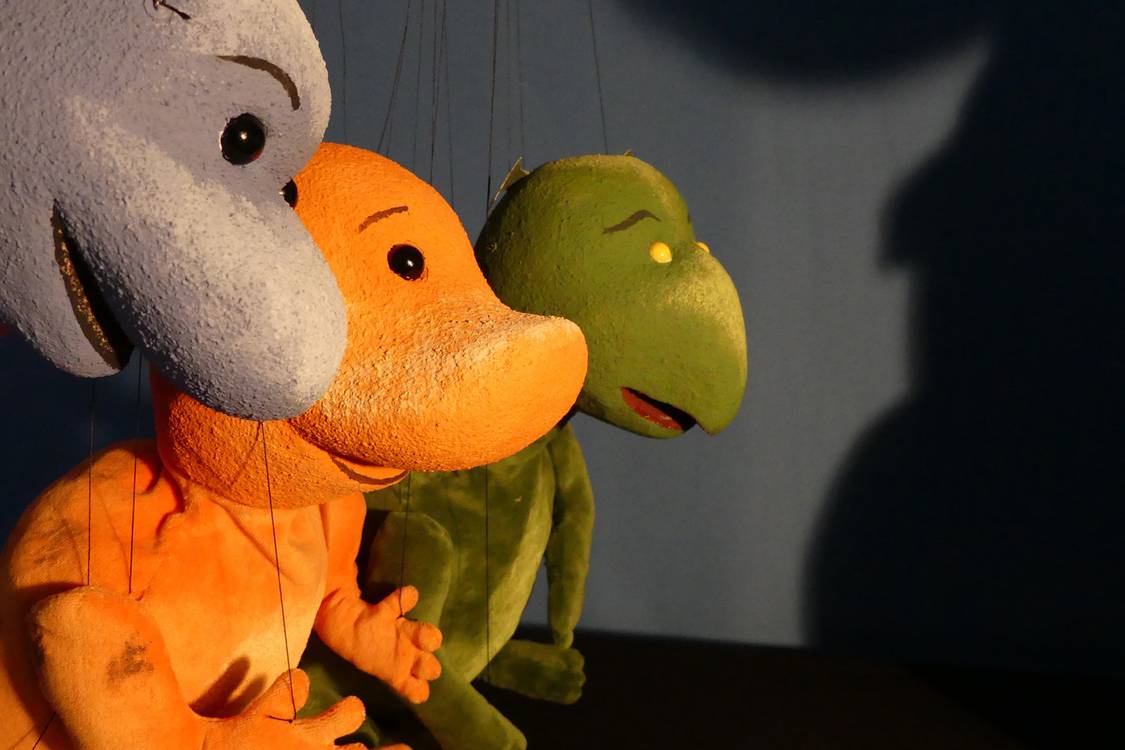 Der kleine Dinosaurier Bronto und seine Freunde Salta, Stego und Toro sind dicke Freunde, die gern zusammen spielen. Sie erleben tolle Abenteuer miteinander.