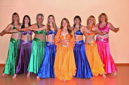 Nadhiyah und ihre Tänzerinnen bieten den Zuschauerinnen einen Einblick in die Welt des Orientalischen Tanzes.