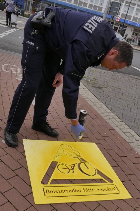 Der Polizist und Leiter des Bezirksdienstes Herten Jörg Bramsel beim Aufbringen der neuen Markierungen. 