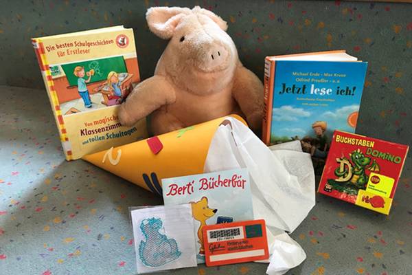 Auch in diesem Jahr bietet die Stadtbibliothek Herten wieder einen Kostenlosen Schnupperausweis für die zukünftigen Erstklässlerinnen und Erstklässlern an. Hübsch verpackt ist der Ausweis ein tolles Geschenk für die Schultüte. 