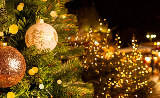 Weihnachtsbaum auf einem Platz