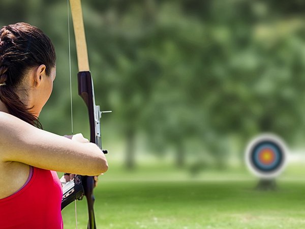 Sportlerin beim Bogenschießen