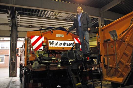Im Oktober und November bereitet der ZBH die vorhandenen Maschinen und Anbaugeräte für den Wintereinsatz vor. Große Fahrzeuge und Traktoren verwandeln sich so bei Bedarf in Schneeschieber und Streufahrzeuge. Im Oktober und November bereitet der ZBH die vorhandenen Maschinen und Anbaugeräte für den Wintereinsatz vor. Große Fahrzeuge und Traktoren verwandeln sich so bei Bedarf in Schneeschieber und Streufahrzeuge.