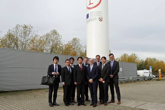 Bürgermeister Fred Toplak (4.v.r.) begrüßte Masaki Ogushi, Japans Parlamentarischen Vizeminister für Wirtschaft, Handel und Industrie (4.v.l.), gemeinsam mit weiteren Abgeordneten des japanischen Unterhauses im Hertener Wasserstoff-Anwenderzentrum.
