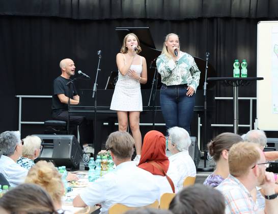 Marcel Sander, Lehrer an der Hertener Musikschule, tritt beim Neubürgerempfang mit seinen Schülerinnen Bianca Schulz (r.) und Anika Troska auf. Marcel Sander, Lehrer an der Hertener Musikschule, tritt beim Neubürgerempfang mit seinen Schülerinnen Bianca Schulz (r.) und Anika Troska auf.