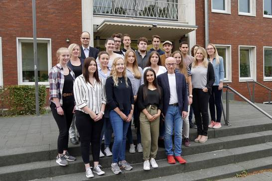 Bürgermeister Fred Toplak begrüßt die „Neuen“ der Stadt im Rathaus. Über die hohe Anzahl der Berufsstarterinnen und -starter in diesem Jahr freut sich die Ausbildungsleiterin Susanne Saathoff.