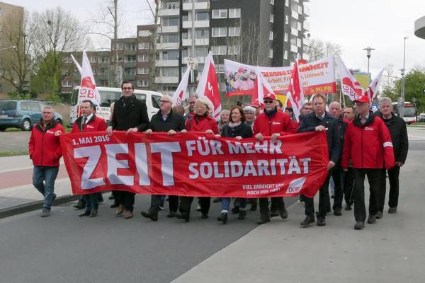 Traditionell waren die Teilnehmerinnen und Teilnehmer am Morgen vom Gelände der Firma Strecker über den ZOB durch die Innenstadt bis zum Marktplatz marschiert.